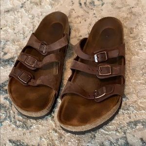 Birkenstock’s sz 40 sandals in tobacco